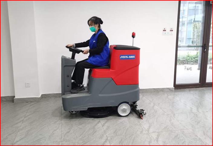 昆北·邻里汇使用中国红580X驾驶洗地机清洁瓷砖地面